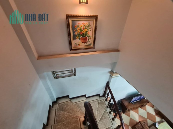 XÃ ĐÀN BA BƯỚC RA Ô TÔ TRƯỚC CỬA BA GÁC ĐUA VÀI MÉT RA PHỐ