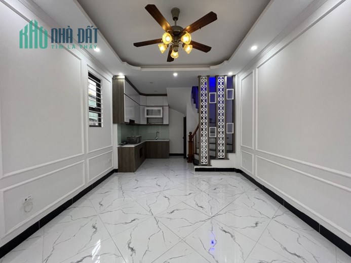 Bán nhà Nguyễn Ngọc Vũ Trung Hòa 40m 5 tầng 4 ngủ LÔ GÓC ngõ thông gần phố ở ngay 5.8  tỷ 0975124520