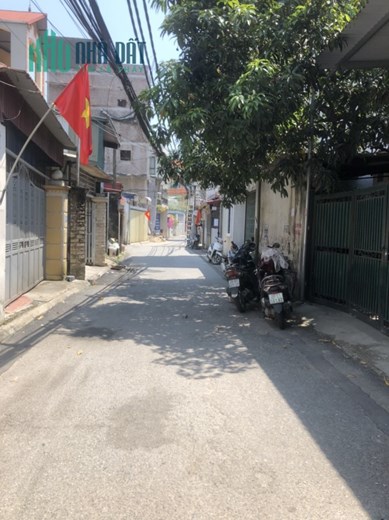 Bán đất Thạch Bàn, diện tích 30 m2, mặt tiền 4 m, giá chỉ 1,5 tỷ.