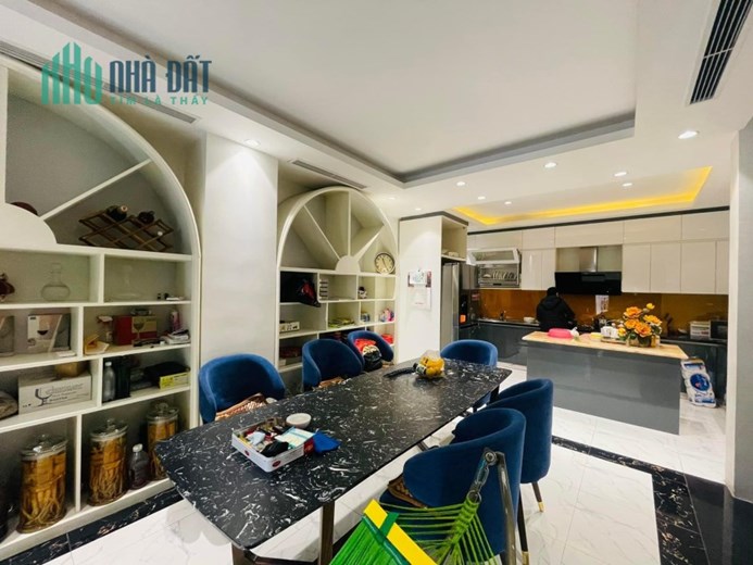 Bán nhà phố Dương Văn Bé - Q.Hai Bà Trưng - Mặt tiền rộng, Thang Máy, Gần Phố - Chỉ 1x tỷ .