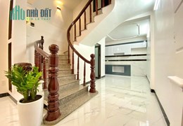 NHÀ NGÕ CHỢ HÀNG CŨ - 3 TẦNG XÂY MỚI - 3 PHÒNG NGỦ