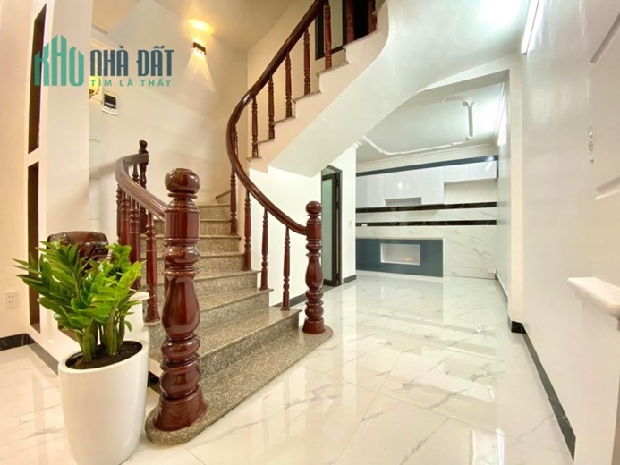 NHÀ NGÕ CHỢ HÀNG CŨ - 3 TẦNG XÂY MỚI - 3 PHÒNG NGỦ