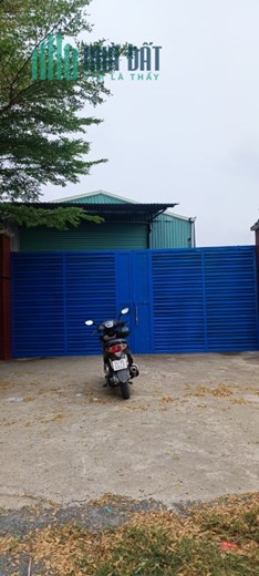 Cho thuê xưởng 1000m2 kèm nhà ở sau xưởng mặt tiền đường nhựa Nguyễn Hữu Trí , Long An