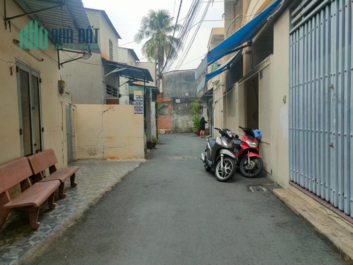 chính chủ gấp bán nhà đường tân sơn nhì, hẻm xe hơi, 57m2 chỉ 6 tỷ, nhà 2 giếng trời mát mẻ