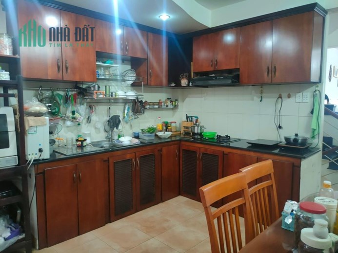 chính chủ gấp bán nhà đường tân sơn nhì, hẻm xe hơi, 57m2 chỉ 6 tỷ, nhà 2 giếng trời mát mẻ