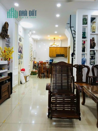 Chính chủ gửi bán nhà P5 Dương Quảng Hàm hẻm thông gần mt đg lớn
-- Diện tích : Ngang 4m dài 12m sổ