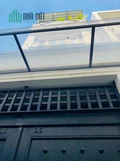 Chính chủ gửi bán nhà P5 Dương Quảng Hàm hẻm thông gần mt đg lớn
-- Diện tích : Ngang 4m dài 12m sổ