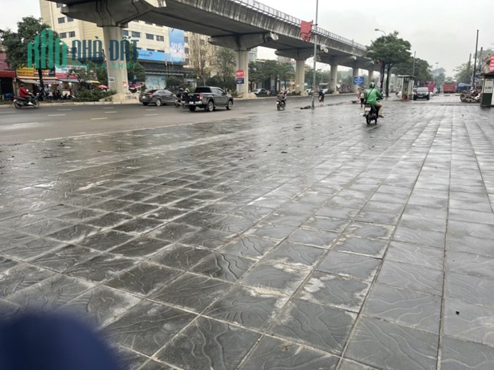 Cho thuê Tầng 2, mặt phố Cầu Diễn, vỉa hè 10m, DT 400m2 Mt 35m 50tr/tháng.