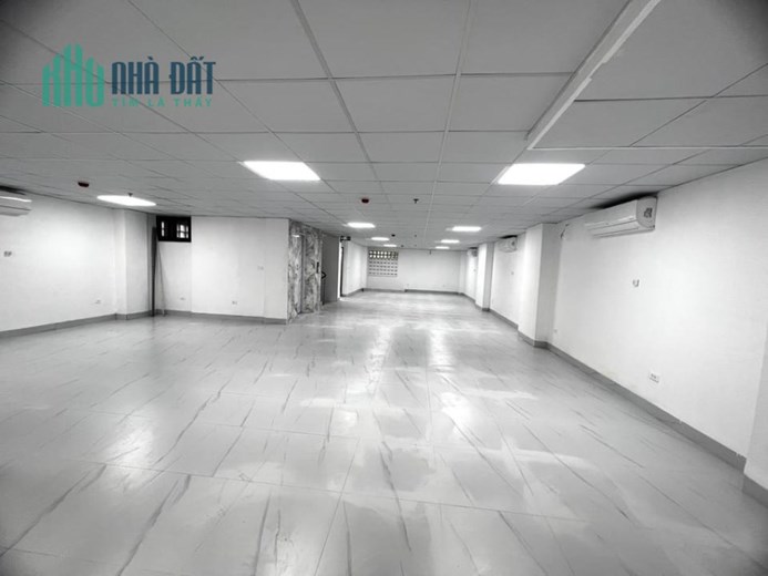 Cho thuê Tầng 2, mặt phố Cầu Diễn, vỉa hè 10m, DT 400m2 Mt 35m 50tr/tháng.
