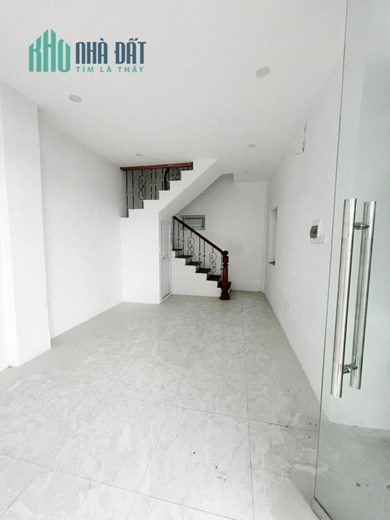 Gia đình cần bán nhà gấp Mặt Phố Yên Hoa giá 13 tỷ, 35mx4 tầng, KD đông đúc