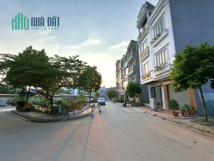 Bán nhà phân lô số 235Tái Định Cư Cây Đa 13 Gôc, 4 tầng mới tinh độc lập GIÁ 4.5 tỉ