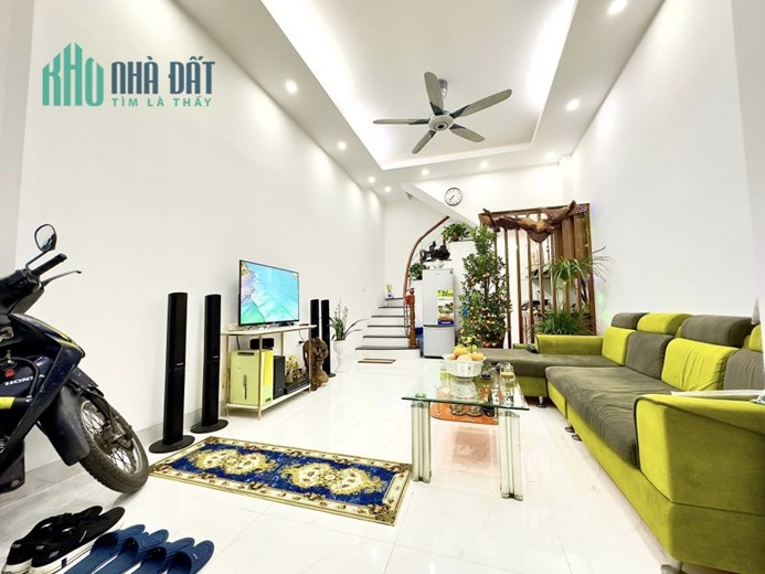 CẦN BÁN GẤP NHÀ HÀO NAM, 33M2, MT 3.4M, GẦN Ô TÔ,  NHỈNH 4 TỶ, 0382328365.