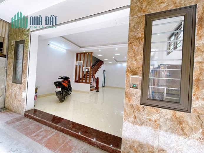 NHÀ MỚI Liêm Mạc, ô tô đỗ cổng, 3 Pn, giá 2.4 tỷ