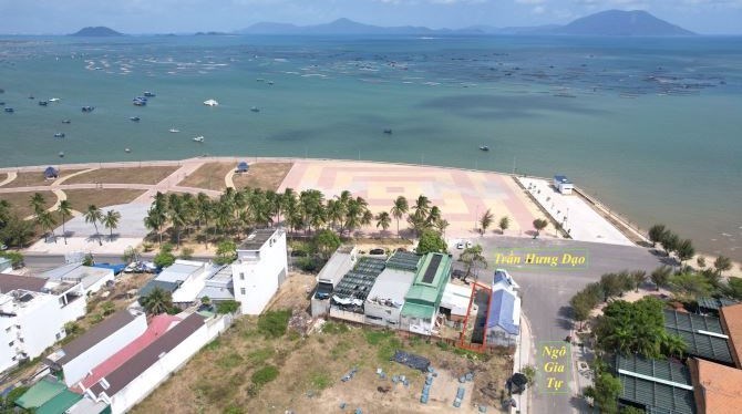 Đất MT Trần Hưng Đạo đối diện quảngtrường Vạn Ninh