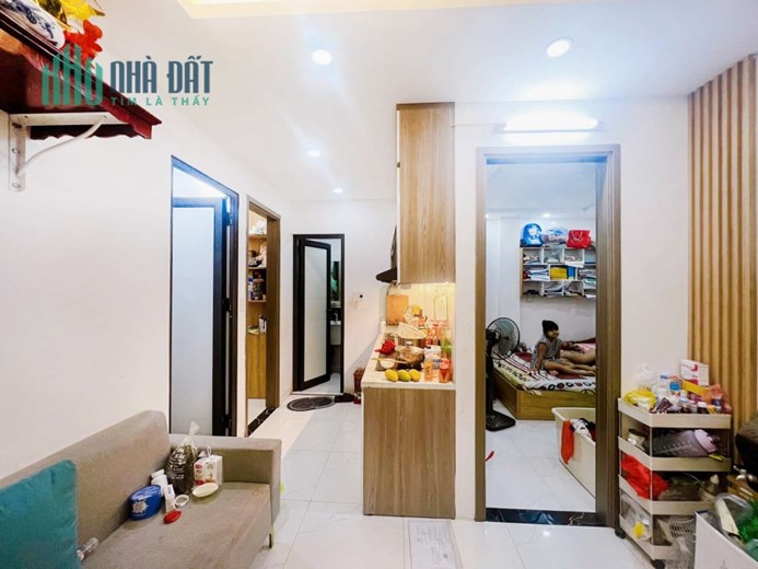Hiếm, cực rẻ căn hộ chung cư Nguyễn Văn Cừ, tặng nội thất, ô tô đỗ, thang máy, 50m, 1 tỷ 3