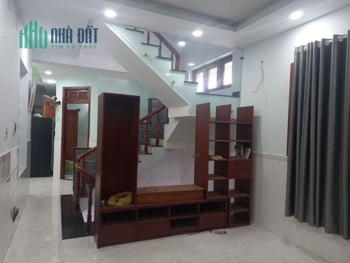 Cần bán gấp nhà MT -KV kinh doanh sầm uất gần Vincom Lê Văn Việt-112m2-4 tầng-Nội thất gỗ quý.