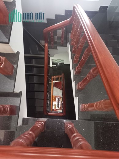 Cần bán gấp nhà MT -KV kinh doanh sầm uất gần Vincom Lê Văn Việt-112m2-4 tầng-Nội thất gỗ quý.