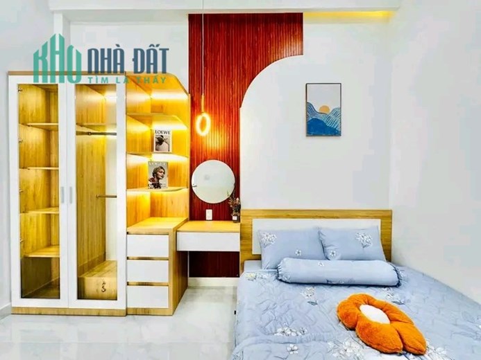 Nhà 5 tầng, có sân thượng, sân để xe giáp Phú Nhuận