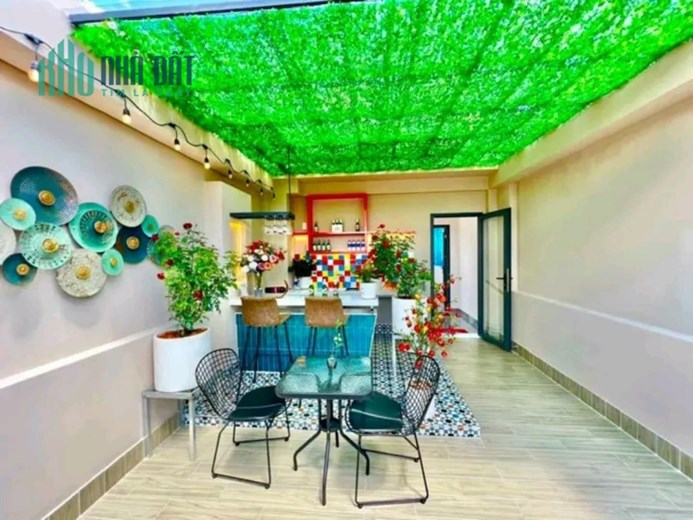 Nhà 5 tầng, có sân thượng, sân để xe giáp Phú Nhuận