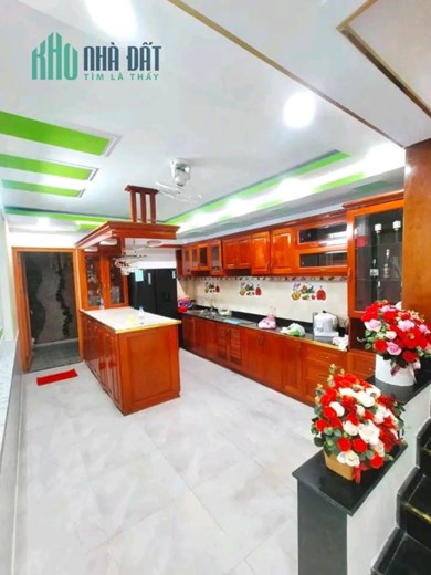 Nhà 5 tầng, có sân thượng, sân để xe giáp Phú Nhuận