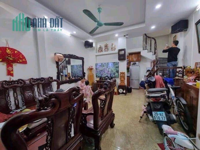 Ngõ 82 Kim Mã diện tích 38m2, 3 tầng, mặt tiền 4m, giá 4.5 tỷ Kim Mã Ba Đình