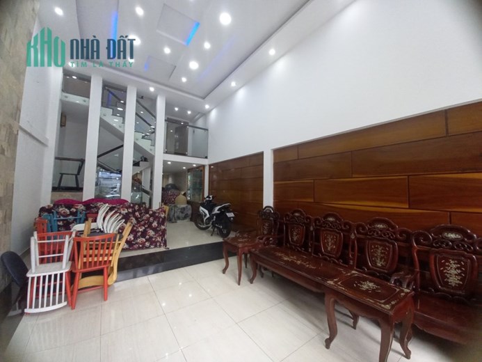 Bán nhà Mặt tiền đường Nguyễn Tri Phương, Quận Hải Châu. Nhà 3 tầng, DT 75 m2. Đường Ô tô đỗ. Gần