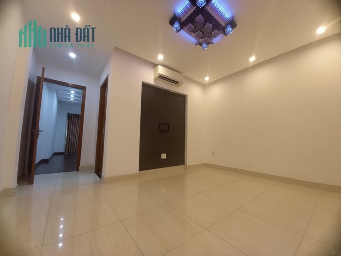 Bán nhà Mặt tiền đường Nguyễn Tri Phương, Quận Hải Châu. Nhà 3 tầng, DT 75 m2. Đường Ô tô đỗ. Gần