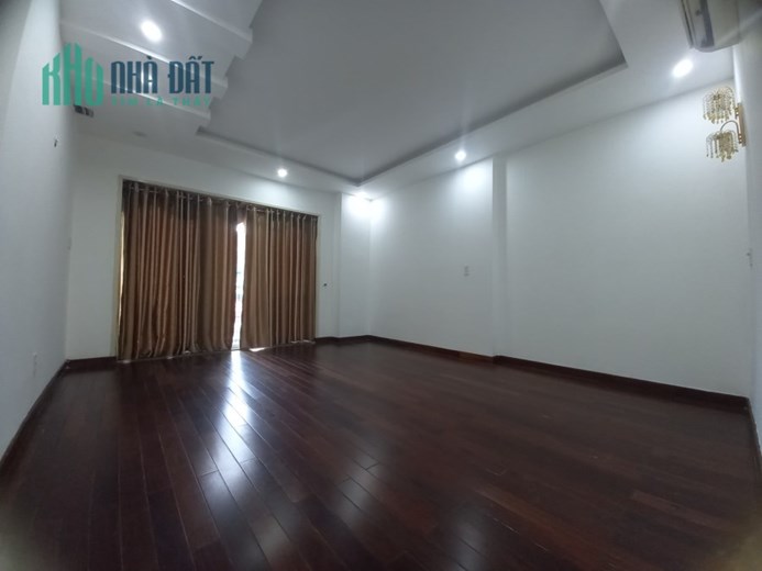 Bán nhà Mặt tiền đường Nguyễn Tri Phương, Quận Hải Châu. Nhà 3 tầng, DT 75 m2. Đường Ô tô đỗ. Gần
