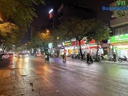 Bán nhà cấp 4 mặt phố Xuân La. Dt 316m2 căn góc, vỉa hè 6m, KD sầm uất giá 350 tr/m2