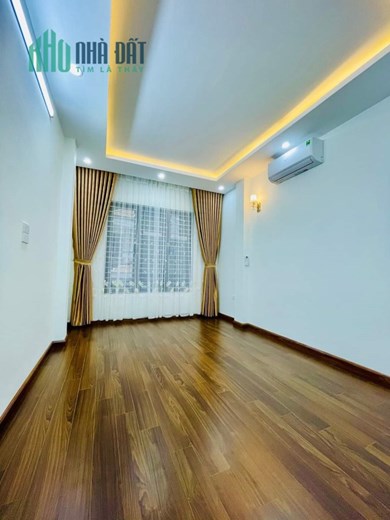 BÁN nhà Trần Quốc Hoàn, 40m2x4T mặt tiền 4m, phân lô ô tô tránh, giá nhỉnh 8 tỷ