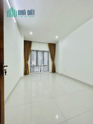 BÁN nhà Trần Quốc Hoàn, 40m2x4T mặt tiền 4m, phân lô ô tô tránh, giá nhỉnh 8 tỷ