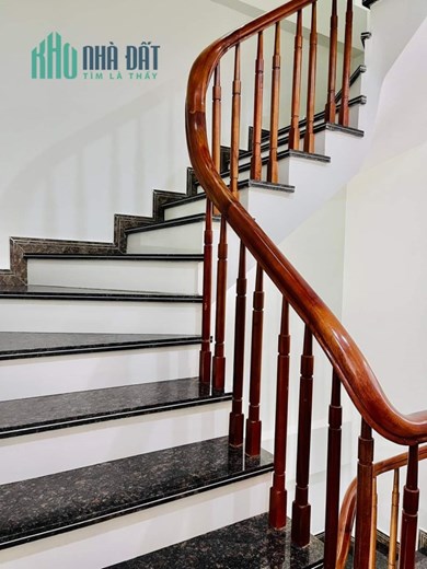 BÁN nhà Trần Quốc Hoàn, 40m2x4T mặt tiền 4m, phân lô ô tô tránh, giá nhỉnh 8 tỷ