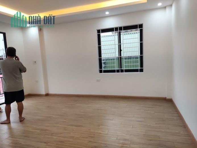 Bán nhà Văn Chương, Khâm Thiên gần Hồ Linh Quang, Đống Đa 42 m2 x 5 t có sân giá 5,2 tỷ