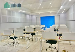 Mặt tiền đường Nguyễn Văn Linh, đối diện Sky Garden, bên mình còn trống 1 phòng 120m2 cho thuê,