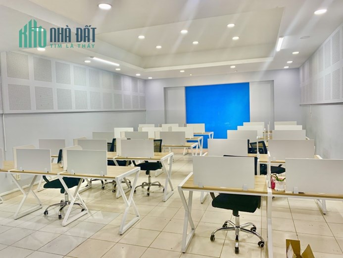 Mặt tiền đường Nguyễn Văn Linh, đối diện Sky Garden, bên mình còn trống 1 phòng 120m2 cho thuê,