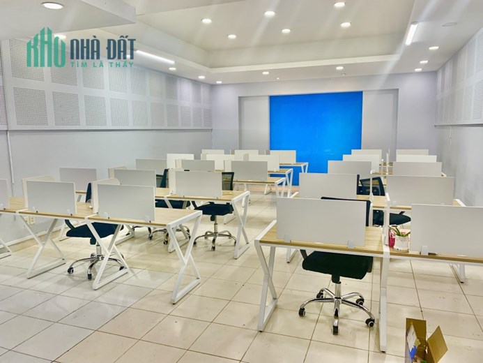Mặt tiền đường Nguyễn Văn Linh, đối diện Sky Garden, bên mình còn trống 1 phòng 120m2 cho thuê,
