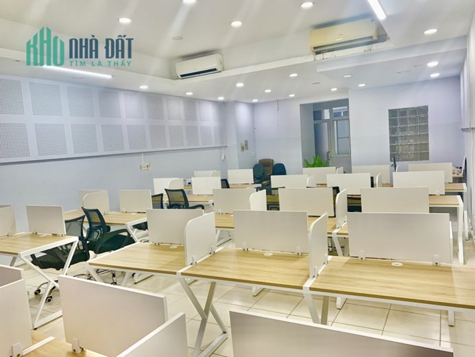Mặt tiền đường Nguyễn Văn Linh, đối diện Sky Garden, bên mình còn trống 1 phòng 120m2 cho thuê,