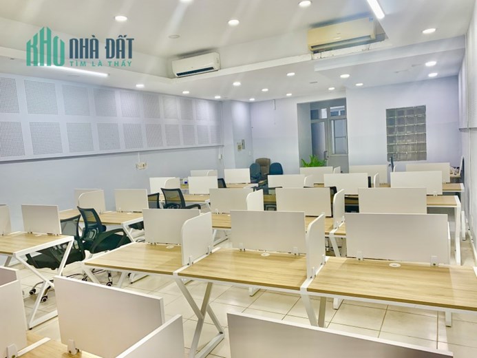 Mặt tiền đường Nguyễn Văn Linh, đối diện Sky Garden, bên mình còn trống 1 phòng 120m2 cho thuê,