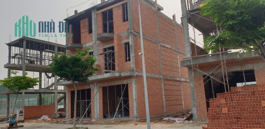 BÁN NHÀ PHỐ NGAY CHỢ KHÁNH BÌNH-THÀNH PHOOSB TÂN UYÊN