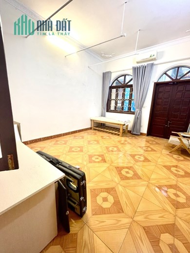 Tôi cần cho thuê lâu dài nhà 4 tầng đã làm nội thất rất đẹp để phục vụ kinh doanh