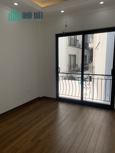 Nhà 5 tầng 40 m2 đối diện EAON Long Biên, giá 3.98 tỷ