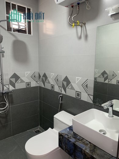 Nhà 5 tầng 40 m2 đối diện EAON Long Biên, giá 3.98 tỷ