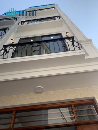 Nhà 5 tầng 40 m2 đối diện EAON Long Biên, giá 3.98 tỷ