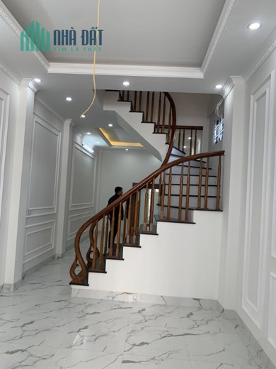 Nhà 5 tầng 40 m2 đối diện EAON Long Biên, giá 3.98 tỷ