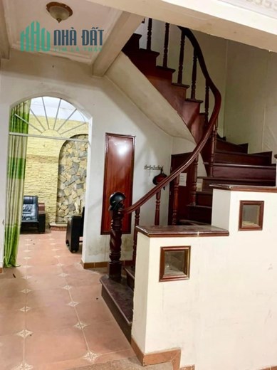 Cần bán gấp nhà phân lô Trần Quốc Hoàn, Cầu Giấy, 51m2 x 5 tầng, gara ô tô, vỉa hè