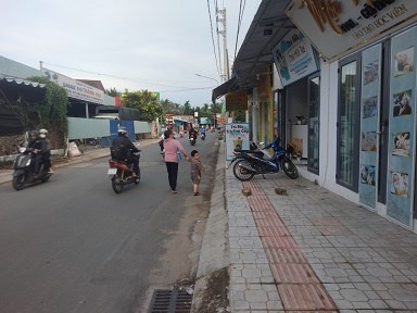 MÌNH CÓ NHÀ ĐẸP CHO THUÊ VỚI GIÁ RẺ MẶT TIỀN CA VĂN THỈNH- PHƯỜNG PHÚ KHƯƠNG- THÀNH PHỐ BẾN TRE.