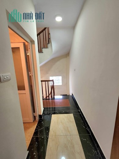 Bán nhà đẹp giá rẻ đường Hoàng Mai, ô tô đỗ cổng, tặng nội thất đẹp 40m2, ̀ 5 tầng thoáng sáng