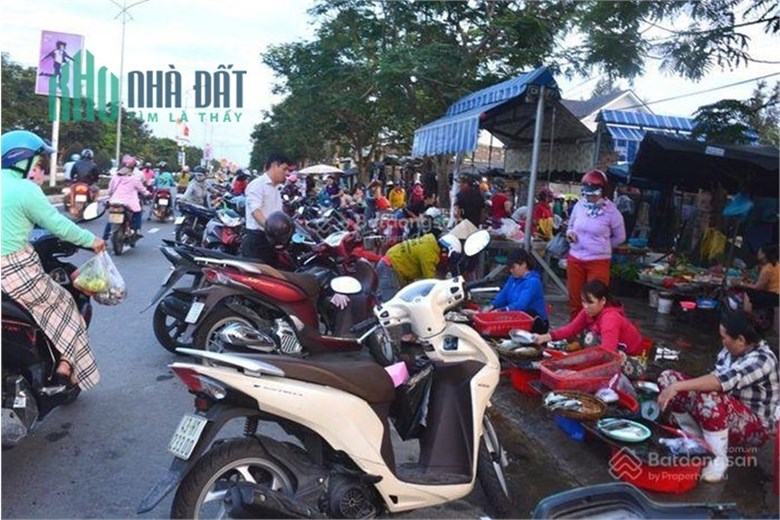 NỢ NGÂN HÀNG nên bán cắt lỗ 150TR lô đất 1000m2 ngay chợ giá chỉ 300TR