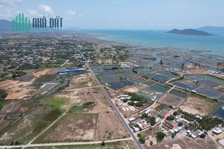 Bán Đất mặt tiền đường Nguyễn Huệ Qh rộng 40m đối diện Sân Bay Khu Kinh Tế Vân Phong