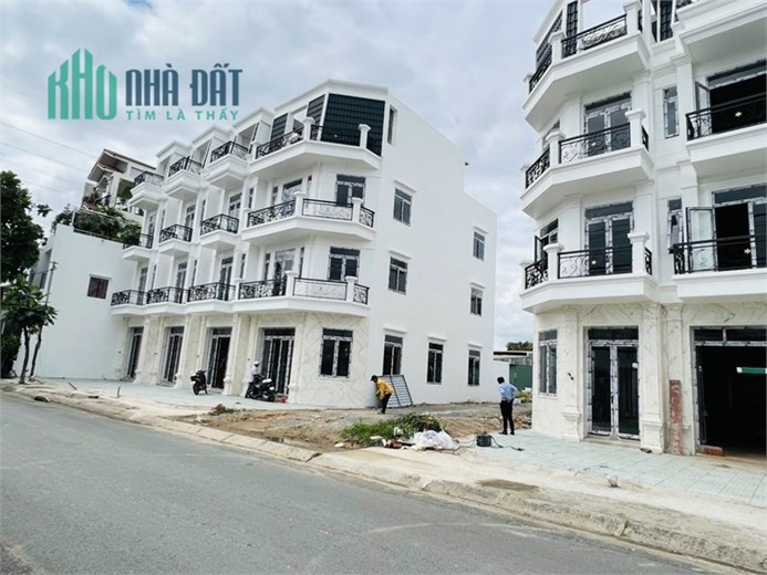 Bán nhà phố cao cấp ngay mặt tiền Chợ Bà Hom đúc 4 tấm DT: 4x23m, LH 0908714902